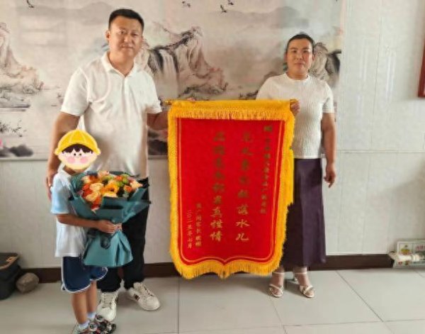 恒盈配资 我是山东人丨“孩子没事，比啥都强！”路遇溺水儿童，他纵身一跃救人后悄然离去